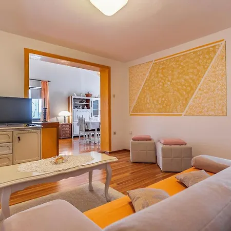 Apartments With Parking Space Banjole, Pula - 7036