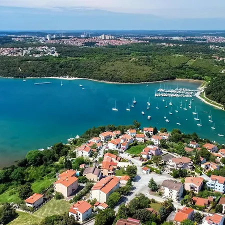 Apartments With Parking Space Banjole, Pula - 7036 Pula