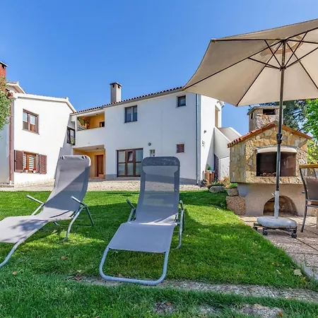 Apartments With Parking Space Banjole, Pula - 7036 Pula