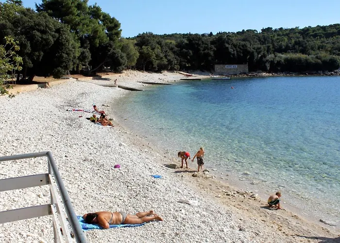 Apartment Apartments With Parking Space Banjole, Pula - 7036 Pula