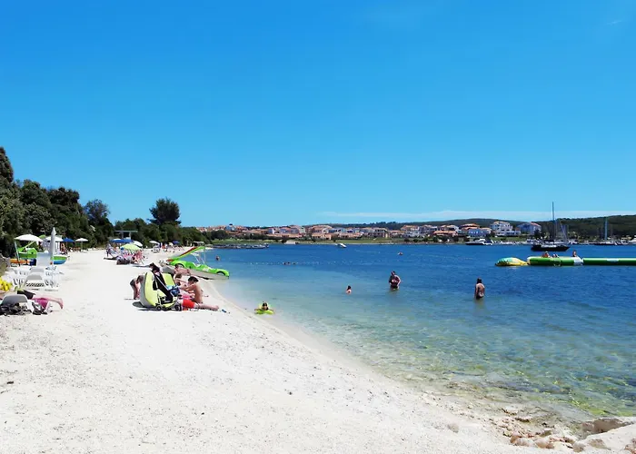 Apartment Apartments With Parking Space Banjole, Pula - 7036 *