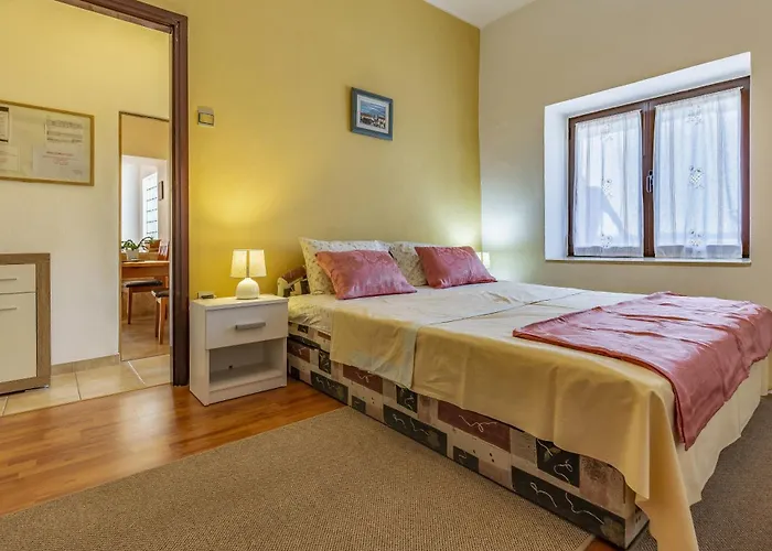 Apartments With Parking Space Banjole, Pula - 7036 *