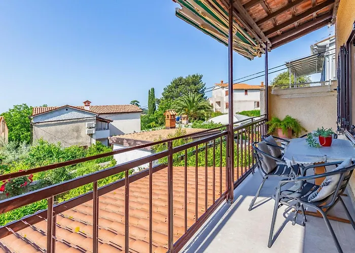 Apartment Apartments With Parking Space Banjole, Pula - 7036 Pula