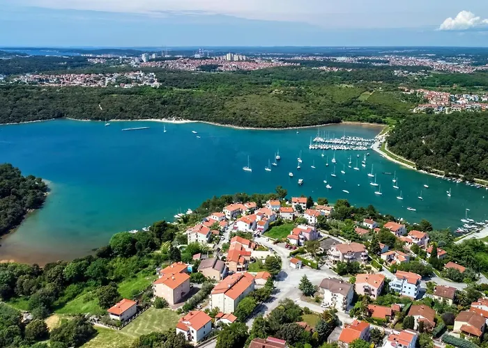 Apartments With Parking Space Banjole, Pula - 7036 Pula