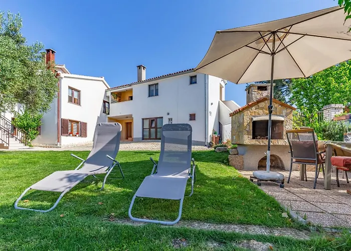 Apartments With Parking Space Banjole, Pula - 7036 Pula