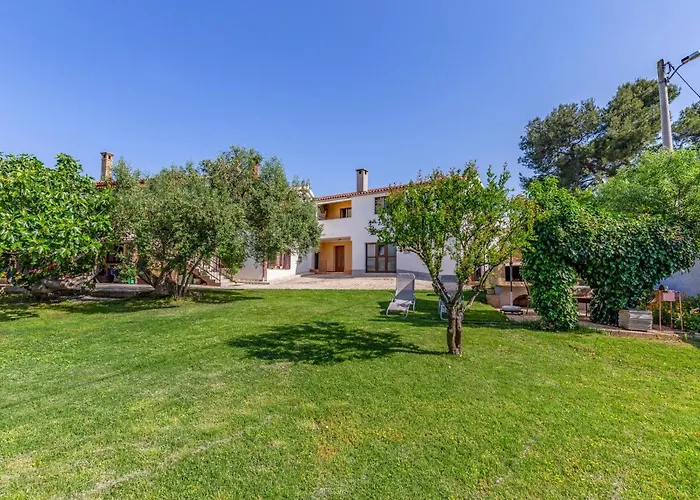 Apartment Apartments With Parking Space Banjole, Pula - 7036