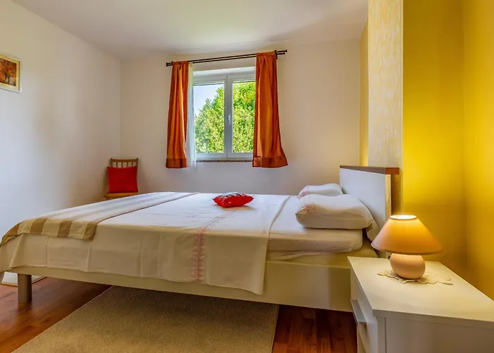 Apartments With Parking Space Banjole, Pula - 7036 *